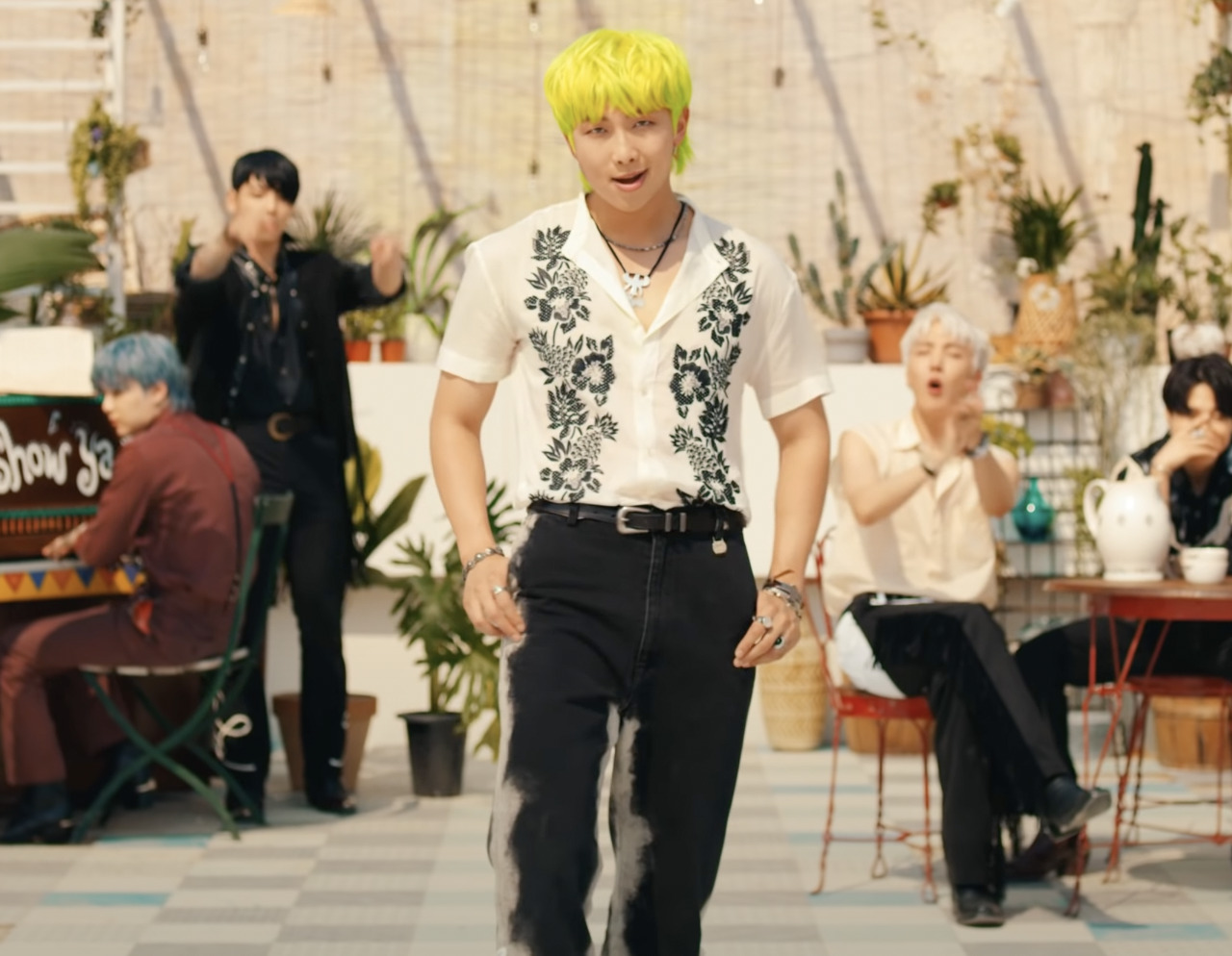 【ダサい！？】BTSの新曲「permission to dance」の着用衣装ブランドまとめ - リファインマガジン