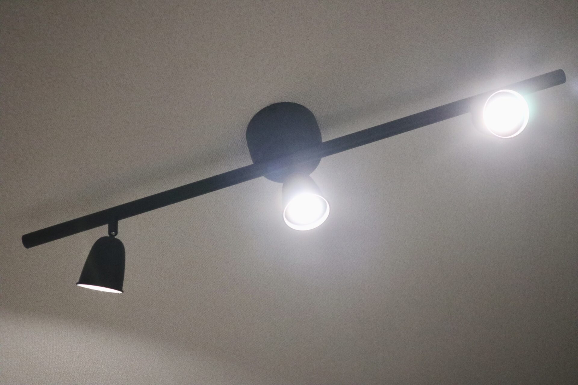 IKEA(イケア)のシーリングスポットライト』✕『リモコン式の調光電球 